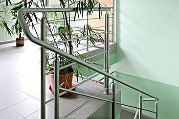 Nerezové zábradlí schodiště - výplň rovnoběžně s madlem