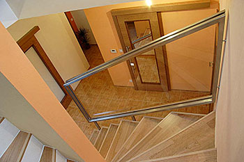 Nerezové zábradlí schodiště - výplň sklo, dřevo