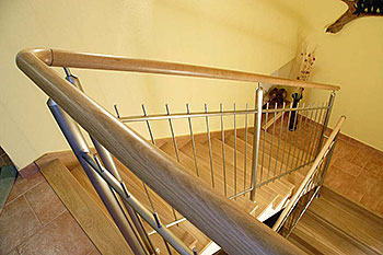 Nerezové zábradlí schodiště - výplň svislými tyčemi